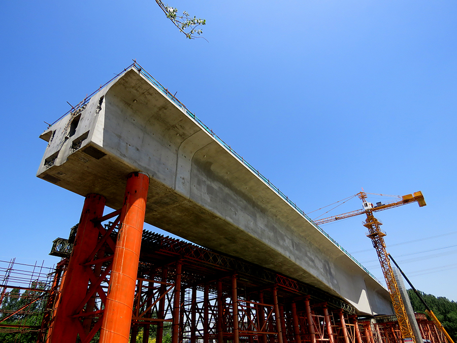 京雄城際鐵路跨廊涿高速轉體連續梁合龍為京雄城際鐵路第一轉，是高速鐵路最大跨度墩頂轉體連續梁，也是全鐵路建設系統首例不平衡轉體連續梁。圖為轉體開始后梁體逐漸遠離支架系統。