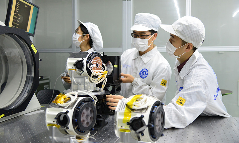 2009年，北斗三號(hào)工程正式啟動(dòng)，衛(wèi)星主要由航天科技集團(tuán)五院抓總研制，據(jù)了解，今年還將再發(fā)射6-8顆北斗三號(hào)衛(wèi)星，明年計(jì)劃發(fā)射2-4顆北斗三號(hào)衛(wèi)星，至2020年底全面完成北斗三號(hào)系統(tǒng)建設(shè)。近日，中國(guó)航天科技集團(tuán)有限公司五院508所裝調(diào)團(tuán)隊(duì)通過工藝改進(jìn)，不斷提升裝調(diào)質(zhì)量、縮短裝調(diào)周期，以確保承研的北斗三號(hào)產(chǎn)品按時(shí)交付。截至目前，該所已經(jīng)成功交付北斗三號(hào)相關(guān)產(chǎn)品10余套，在軌性能優(yōu)異。圖為裝調(diào)測(cè)試現(xiàn)場(chǎng)。