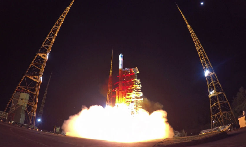 5月17日23點(diǎn)48分，長征三號丙運(yùn)載火箭在西昌衛(wèi)星發(fā)射中心成功發(fā)射我國北斗衛(wèi)星導(dǎo)航系統(tǒng)第45顆衛(wèi)星（北斗二號GEO-8衛(wèi)星）。圖為發(fā)射現(xiàn)場。
