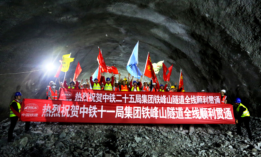 萬開快速通道工程通車后，屆時萬州至開州車程將由1小時縮短至15分鐘，助推三峽庫區(qū)移民安穩(wěn)致富，線路將延伸至城開高速公路，方便沿線市民出行，將強(qiáng)化渝東北地區(qū)市場互聯(lián)、旅游互通、產(chǎn)業(yè)互補(bǔ)和信息共享等。圖為參建人員慶祝隧道貫通。（蔡如錦 攝）