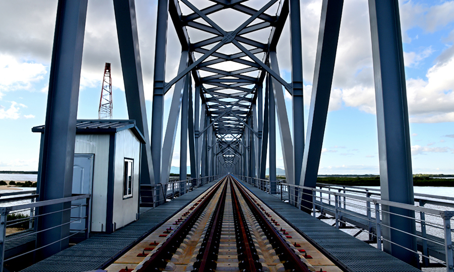 大橋建成通車后，將使國內(nèi)鐵路與俄遠東地區(qū)至西伯利亞鐵路相連，增加一條連俄通歐國際大通道，對推動中俄經(jīng)貿(mào)交流合作，深度融入“一帶一路”共建，助力“一帶一路”經(jīng)濟建設(shè)發(fā)揮重大作用。圖為中國鐵建大橋局四公司同江中俄鐵路大橋軌道板及鋼軌施工已完成段。
