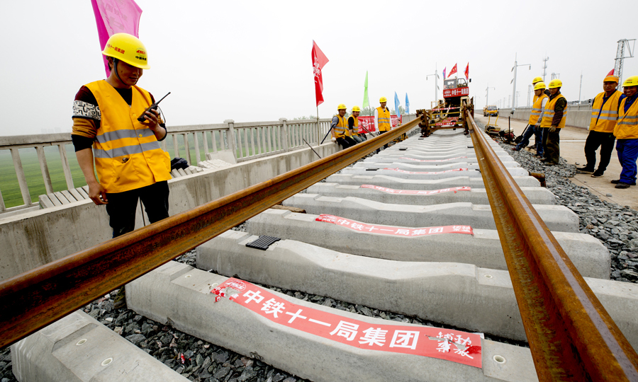 徐宿淮鹽鐵路是江蘇省構(gòu)建“四縱四橫”高速鐵路網(wǎng)中橫跨蘇北腹地的重要一“橫”，有江蘇鐵路“金腰帶”之稱。途經(jīng)徐州、宿遷、淮安、鹽城四市，正線全長316.27公里，設(shè)計時速250公里，全線設(shè)11座車站，其中新建7座客運站房。圖為鋪軌作業(yè)現(xiàn)場。