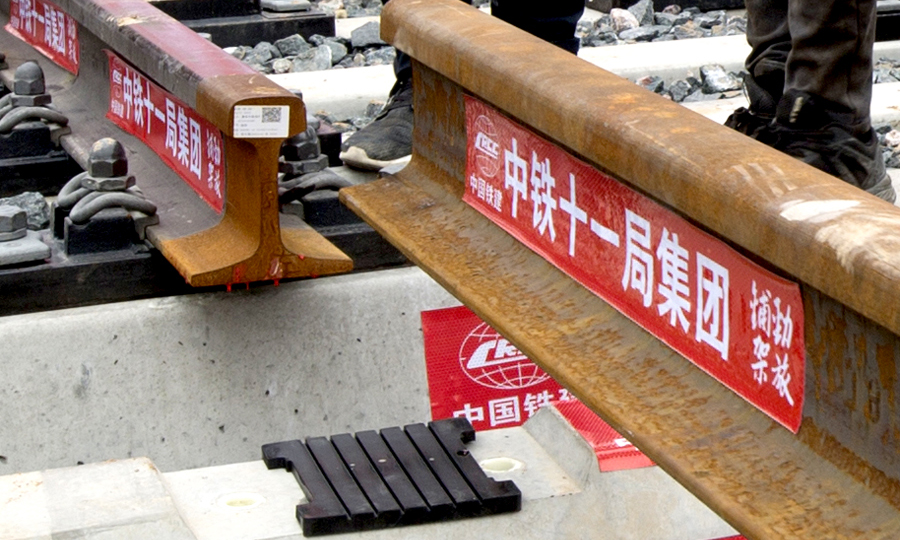 徐宿淮鹽鐵路采用國內(nèi)先進技術(shù)移動閃光焊，對焊接頭內(nèi)部進行超聲波掃描診斷，就像醫(yī)生給病人做“B超”，可及時發(fā)現(xiàn)焊透、傷損、氣泡或夾雜物等缺陷。每個焊接頭有獨特的身份信息，包含焊接日期、施工負責(zé)人、焊接機組號等，實現(xiàn)質(zhì)量“可追溯”。圖為鋪軌到達接軌點。