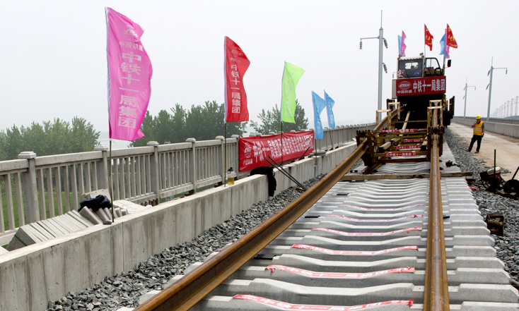 徐宿淮鹽鐵路與京滬鐵路、鹽通鐵路、連淮揚鎮(zhèn)鐵路相連，具有京滬鐵路第二通道的重要功能。建成通車后，將減輕京滬高鐵最繁忙的南段壓力，也將大大縮短蘇北到達南京、上海的時間，有利于蘇北革命老區(qū)加速融入長三角經(jīng)濟圈。圖為已經(jīng)鋪設(shè)好的軌道。