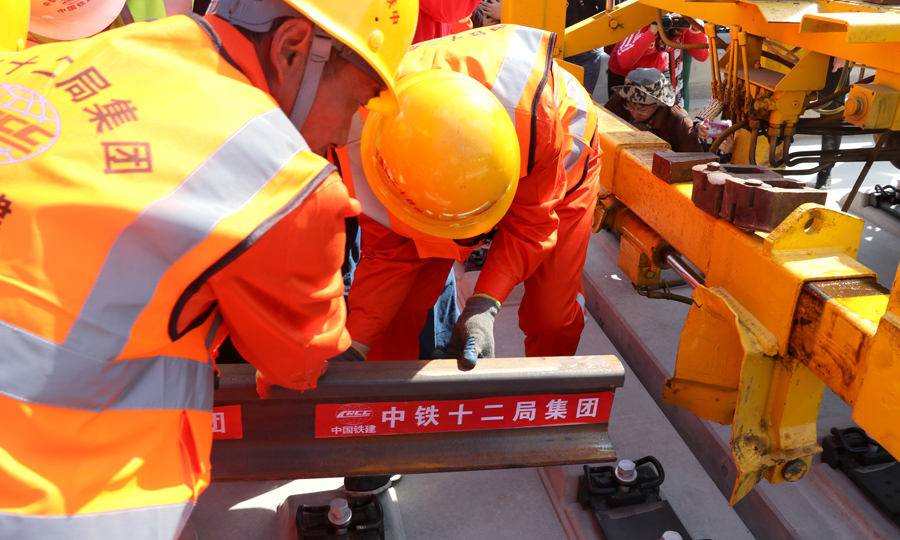 此次鋪軌作業，建設者采用了國內鋪軌作業領先的運輸調度智能化控制平臺，實現了鋪軌作業運輸調度指揮信息化、機車運行監控實時化、施工安全管理系統化、統計分析自動化四大目標。按照施工計劃，預計7月份京雄城際鐵路（北京段）將進入試運行調試階段，9月份與北京大興國際機場同步開通運營。屆時，旅客搭乘高鐵列車從北京西站出發到大興國際機場僅需20分鐘的時間。圖為牽引車連掛長軌。