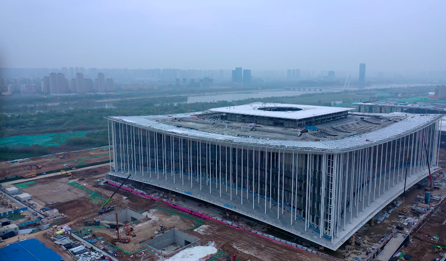 坐落于西安浐灞生態區的西安絲路國際會議中心，總建筑面積約20萬平方米，外輪廓呈正方形，預計今年下半年正式完工。其中，玻璃幕墻是西安絲路國際會議中心的一大設計亮點。圖為4月13日，無人機拍攝的西安絲路國際會議中心。（北京電視臺 楊曉春 攝）