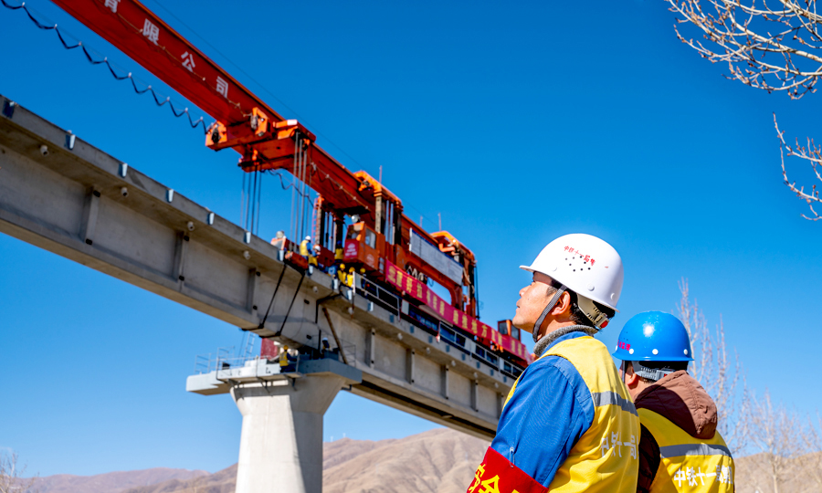 為安全架設拉林鐵路聲屏障橋梁，該項目部組建專業(yè)檢修隊伍，對架橋機進行全面、系統(tǒng)地檢修，確保橋梁自重增大后，架橋機能安全順利的架設橋梁。圖為現(xiàn)場安全員在橋下檢查架設情況。