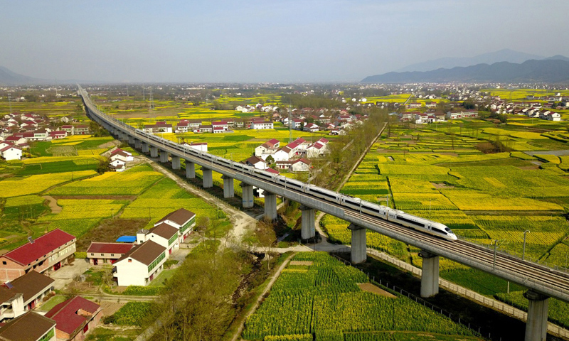 圖為3月20日，動車組列車行駛在西成高鐵陜西漢中段。新華社發（唐振江 攝）