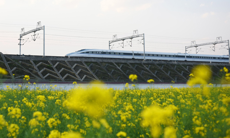 圖為3月20日，一列動車組列車在滬昆高鐵貴州關嶺段行駛。（新華社記者 楊文斌 攝）