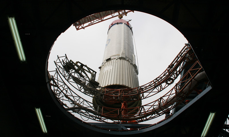 2007年10月24日 ，長征三號甲運載火箭發射嫦娥一號衛星，開啟了中國的探月之旅。圖為實驗人員正在工作。