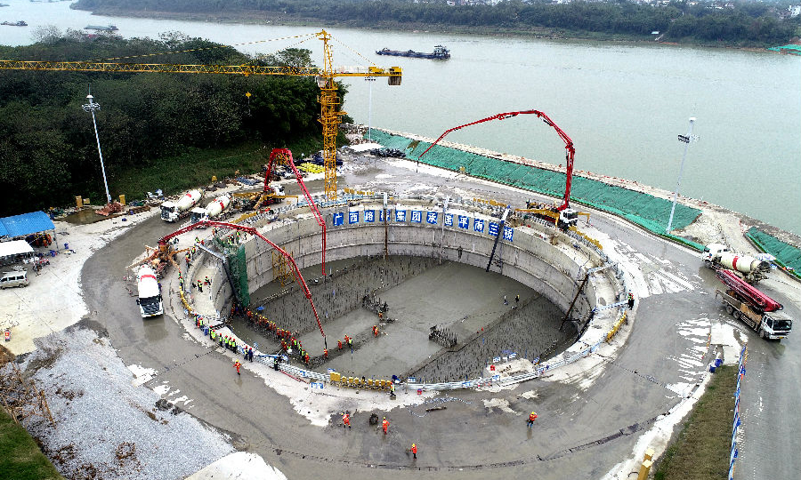 平南三橋北岸拱座基礎底板直徑54.6米，厚6米，需一次性澆筑14000余方凝土。圖為夜間施工場景。圖為施工現場。（黃煥亮 攝）