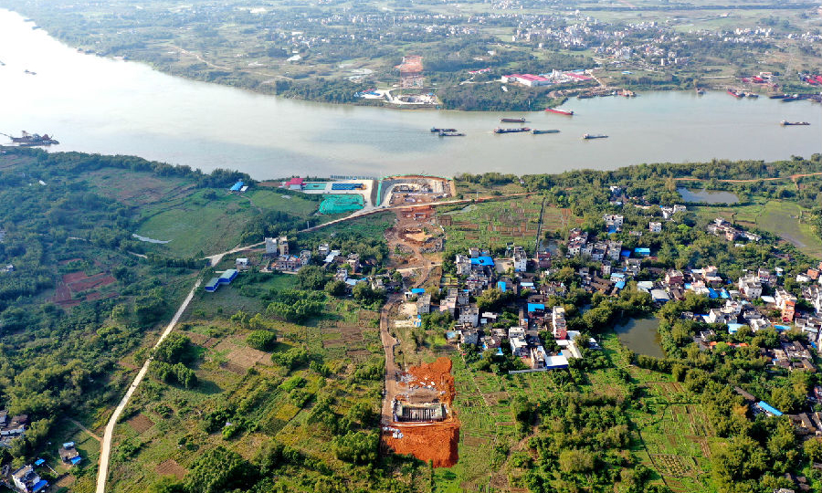 在鋼管混凝土拱橋施工建造領域，廣西北部灣投資集團有限公司掌握關鍵核心成套技術，先后承建了安徽太平湖大橋、四川合江長江一橋，相繼創造了“世界第一拱”的記錄。今年，鋼管凝土拱橋關鍵技術獲國家科學進步二等獎。平南三橋將成為我國拱橋發展史上的又一里程碑。圖為施工現場全景圖。（黃煥亮 攝）