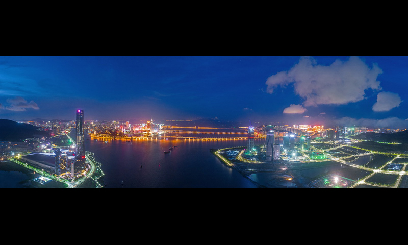 2019年3月5日，珠海建市40周年。夜晚的港珠澳大橋、日月貝、十字門流光溢彩，無處不在的電網讓珠海變得五光十色，與一水之隔的澳門交相輝映。圖為珠港澳夜景。
