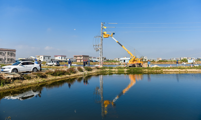 從過去供電難以保障、燈光稀疏，到2015年、2016年供電可靠性連續蟬聯全國第一，2018年全口徑低壓用戶平均停電時間0.42小時，躋身世界一流水平……圖為南方電網珠海供電局工作人員正在開展配網網架完善工作。（周東興 攝）