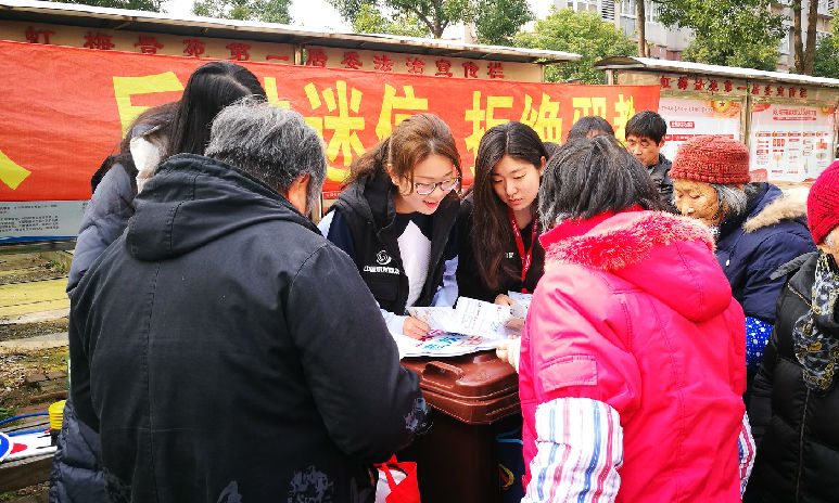 3月5日是全國第55個學(xué)雷鋒紀(jì)念日，也是第19個中國青年志愿者服務(wù)日。連日來，中國航發(fā)各直屬單位和航發(fā)青年志愿者開展義務(wù)勞動、送溫暖等志愿服務(wù)活動，以實際行動傳承雷鋒精神。圖為中國航發(fā)商發(fā)學(xué)雷鋒志愿服務(wù)隊走進(jìn)社區(qū)開展垃圾分類主題宣講，給居民普及垃圾分類知識，為共建美麗中國作出貢獻(xiàn)。