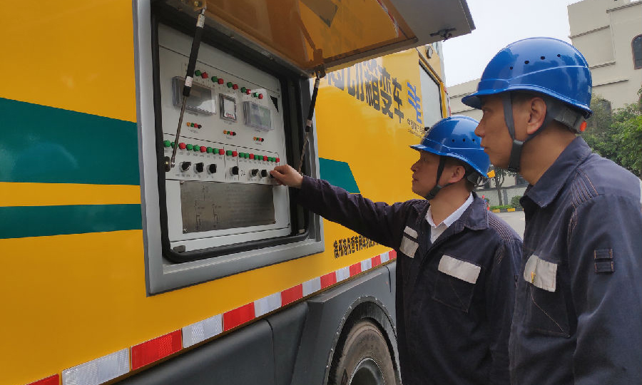 圖為3月3日，南方電網廣東清遠供電局工作人員調試移動箱變車，確保兩會期間安全穩定供電。（黃章娉 攝）