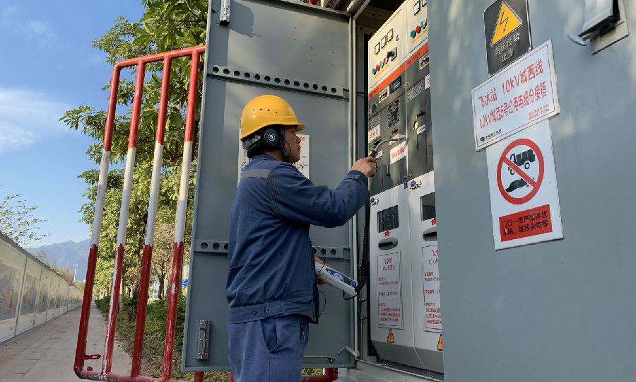 圖為3月3日，南方電網廣東清遠供電局工作人員對轄區內的配電設備進行特巡，確保兩會期間安全穩定供電。（姚榮基 攝）