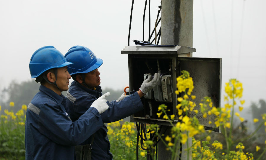 2月23日，南方電網貴州赤水供電局黨員服務隊在天臺鎮星光村檢查維護農業用電設備。