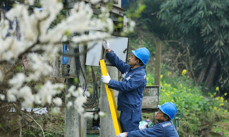 2月23日，在貴州赤水市天臺鎮星光村，南方電網赤水供電局工作人員在文華街道嚴家社區檢查配電箱。