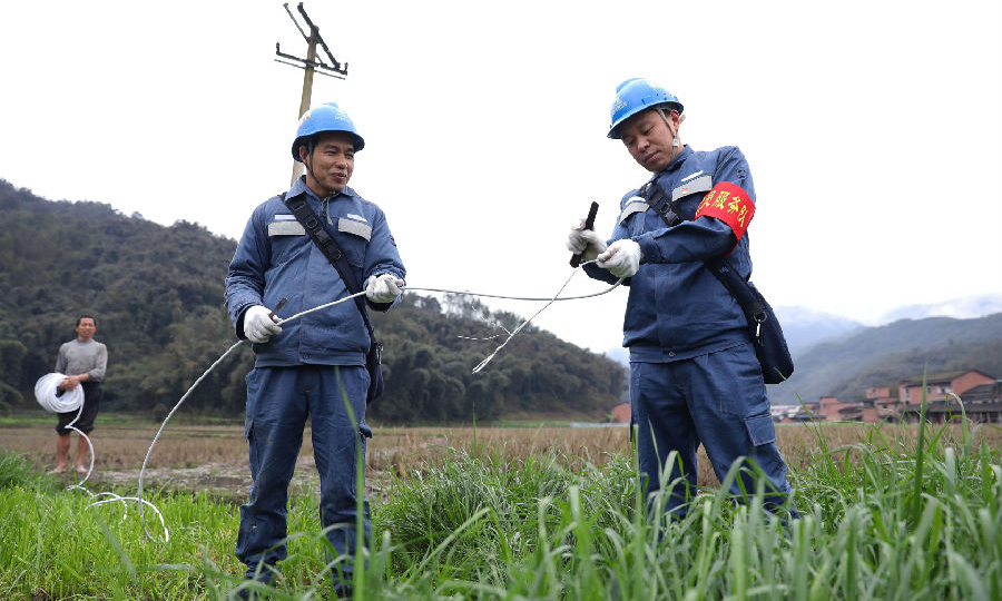 2月24日，在貴州赤水市寶源鄉聯奉村，南方電網貴州赤水供電局黨員服務隊在幫助農民安裝抽水電源。