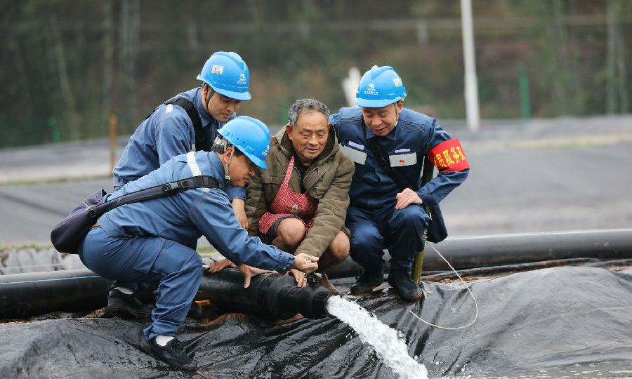 2月24日，在貴州赤水市寶源鄉聯奉村，南方電網貴州赤水供電局黨員服務隊在測試排灌設施情況。