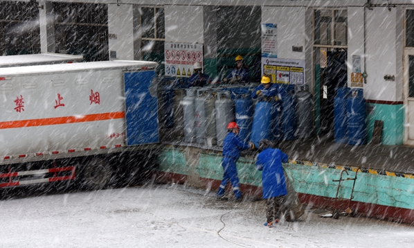 新春伊始，北方喜迎瑞雪。中國海油員工在雪中展開一幅“春耕圖”。2月14日，河北三河市大雪紛飛，市內外廠礦企業及居民用氣緊張。海油發展銷售服務公司下屬的北京中海海油燃氣有限公司三河分公司緊急啟動冰雪天氣應急預案，調集應急資源，在保障路面行車安全的前提下，加大配送力度，確保客戶使用燃氣的需求。當日，該公司向燕郊、香河等地共計配送LPG（液化石油氣）10余噸。