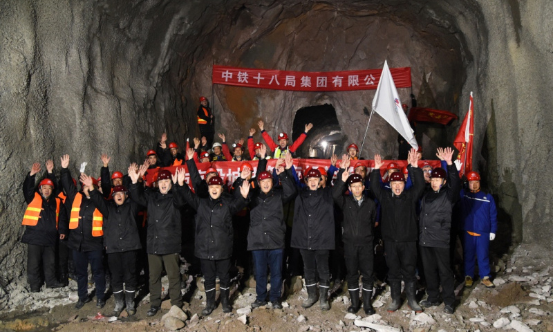 綜合管廊南起佛峪口水庫，北至延慶賽區(qū)核心區(qū)，為延慶賽區(qū)造雪用水、生活用水、再生水、電力、電信及有線電視等硬件接入提供通道。圖為1月7日，建設(shè)者們?cè)诠芾人淼镭炌ㄌ帒c祝。新華社發(fā)（任超 攝）