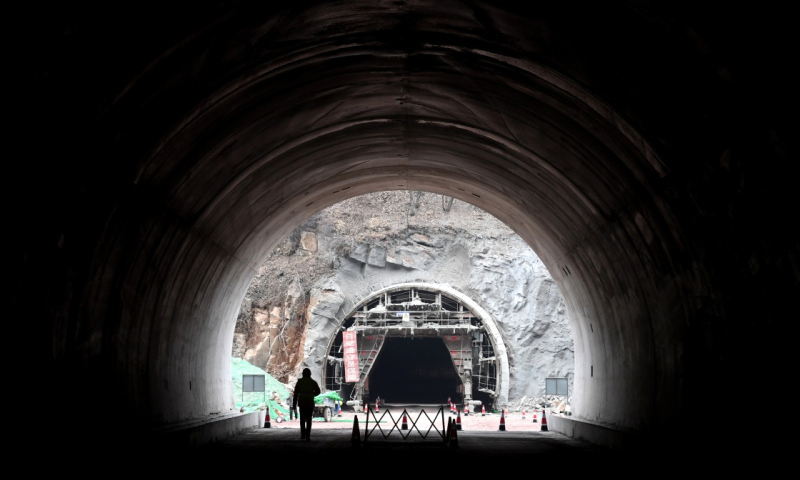 12月26日，由中交一公局承建的濟陽（河南濟源至山西陽城）高速公路濟源段穿越太行山隧道群順利貫通。圖為12月25日拍攝的隧道施工現(xiàn)場。（新華社記者 朱祥 攝）