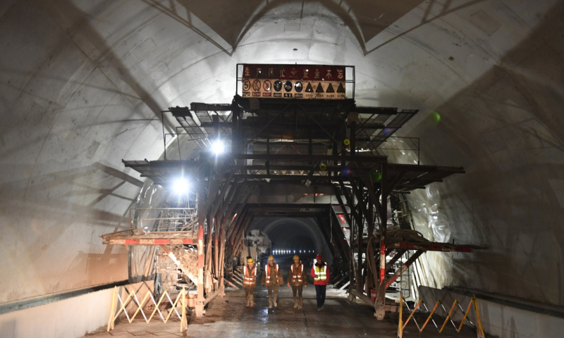 濟陽高速公路是豫晉兩省對接的重要省際通道，計劃于2019年年底建成通車。圖為12月25日拍攝的隧道施工現(xiàn)場。（新華社記者 朱祥 攝）