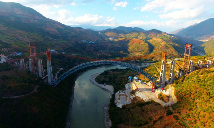 12月10日，云南大理至瑞麗鐵路全線重點控制性工程——怒江四線特大橋鋼桁拱順利合龍，標志著我國“一帶一路”中緬國際鐵路通道建設取得重大進展。圖為大瑞鐵路怒江四線特大橋。（新華社發）