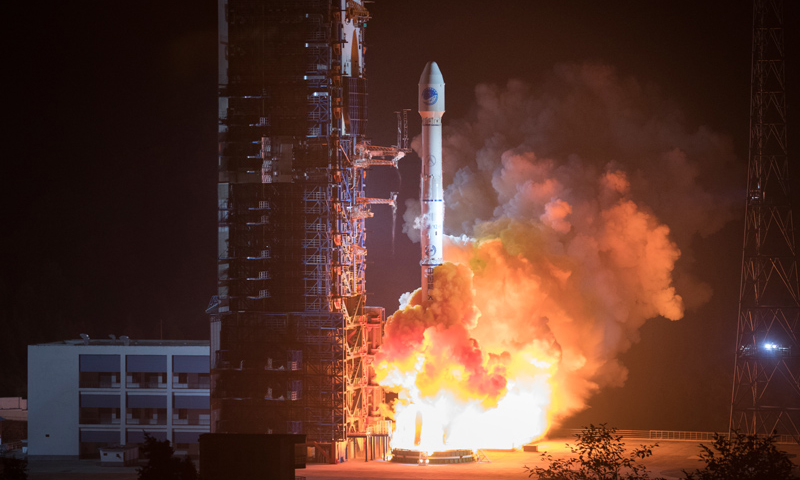 11月19日2時7分，我國在西昌衛星發射中心用長征三號乙運載火箭（及遠征一號上面級），以“一箭雙星”方式成功發射第四十二、四十三顆北斗導航衛星。（新華社記者 琚振華 攝）