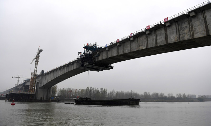 圖為合龍后的商合杭鐵路跨淮河特大橋。（新華社記者 劉軍喜 攝）