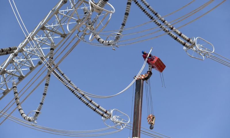 11月6日，陜西投資規(guī)模最大、涉及面最廣的輸變電工程——陜北風電基地750千伏集中送出工程施工進入尾聲，預計于2018年底投運。圖為11月6日，國家電網(wǎng)陜西省電力公司工作人員在陜北風電基地750千伏集中送出工程定靖750千伏變電站進行引流線安裝。（新華社記者 劉瀟 攝）