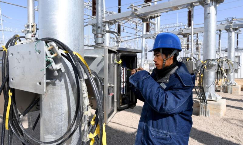 該工程總投資50.3億，涉及陜西榆林、延安、銅川、咸陽、渭南、西安6市22縣市區(qū)，建成后將滿足陜北電力送出、新能源消納和陜西關中地區(qū)電力供應需求，帶動陜西將資源優(yōu)勢轉(zhuǎn)化為經(jīng)濟優(yōu)勢。圖為11月6日，國家電網(wǎng)陜西省電力公司的工作人員在陜北風電基地750千伏集中送出工程定靖750千伏變電站進行二次回路查線。（新華社記者 劉瀟 攝）