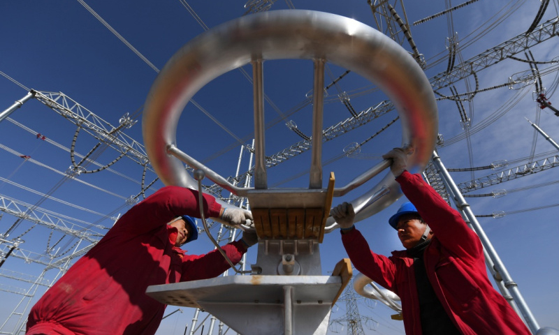 圖為11月6日，國家電網(wǎng)陜西省電力公司的工作人員在陜北風電基地750千伏集中送出工程定靖750千伏變電站進行隔離開關均壓環(huán)組裝。（新華社記者 劉瀟 攝）