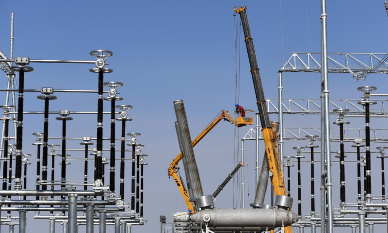 圖為11月6日，國家電網(wǎng)陜西省電力公司的工作人員在陜北風電基地750千伏集中送出工程定靖750千伏變電站進行斷路器安裝。（新華社記者 劉瀟 攝）