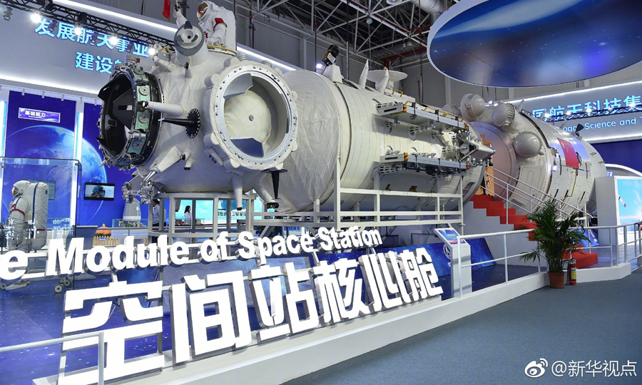 在11月6日開幕的珠海航展上，中國空間站“天宮”核心艙首次公開亮相，這將是未來中國人探索宇宙、太空駐留的“宇宙之家”，預計將于2022年前后完成在軌建造，成為國家級太空實驗室。（新華社記者 胡喆 梁旭）