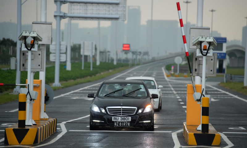 10月24日，港珠澳大橋正式通車。圖為首輛私家車行駛在澳門口岸入境車道上。（新華社記者 張金加 攝）