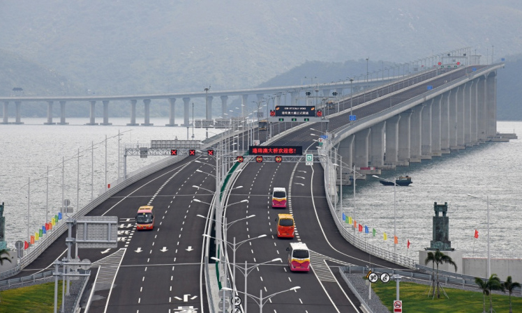 圖為10月24日，車輛行駛在港珠澳大橋上。（新華社記者 梁旭 攝）