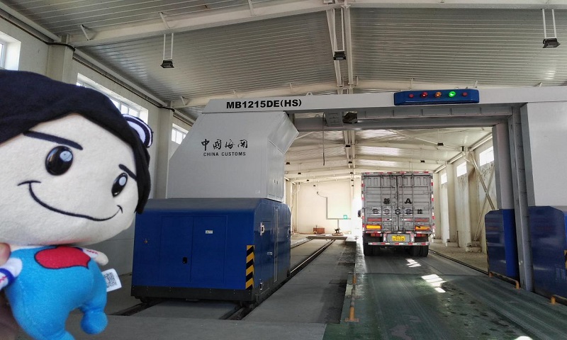 阿拉山口和霍爾果斯是新亞歐大陸橋中國段的西橋頭堡，是中國與哈薩克斯坦的邊境口岸，也是中歐班列、貨車進出境的必經(jīng)口岸。同方威視技術(shù)股份有限公司生產(chǎn)的車載式檢查設(shè)備作為協(xié)助海關(guān)守護國門的“衛(wèi)士”，讓貨物進出國境更加安全和便捷。圖為阿拉山口海關(guān)檢測貨車貨物的設(shè)備。（國資委新聞中心 雷玉川攝）