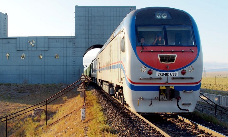 阿拉山口口岸設(shè)置了世界首套火車檢查系統(tǒng)，用于對鐵路整編列車及貨運集裝箱的在線檢查。同方威視采用高速采樣技術(shù)和速度自適應(yīng)技術(shù)快速檢查、處理和儲存整列火車貨物的圖像信息，檢查速度可滿足每小時60公里的時速要求。（周俊皓攝）