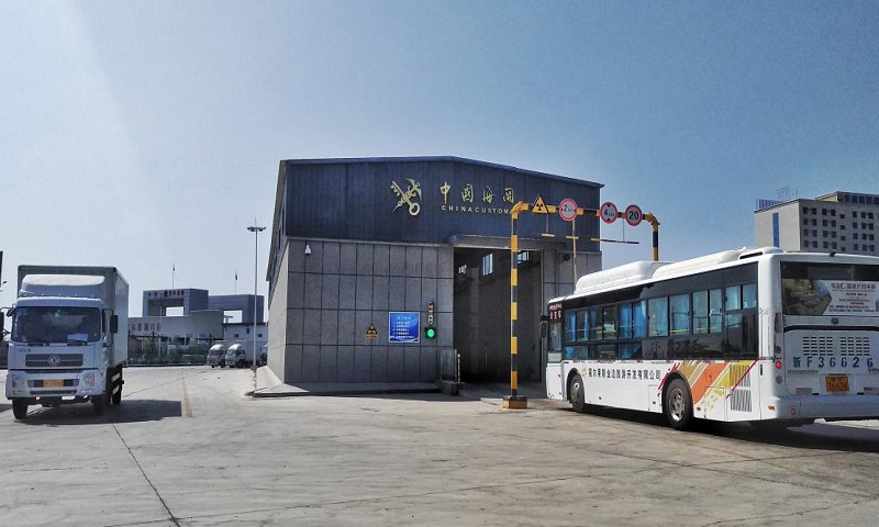圖為霍爾果斯口岸正在進行通關(guān)檢查的車輛。（國資委新聞中心 雷玉川攝）