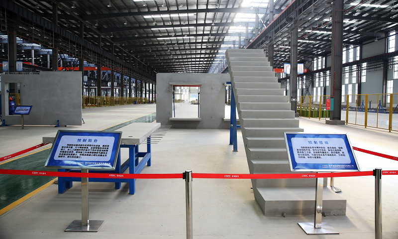 圖為成型的建筑部品構件：樓梯、陽臺、隔墻。