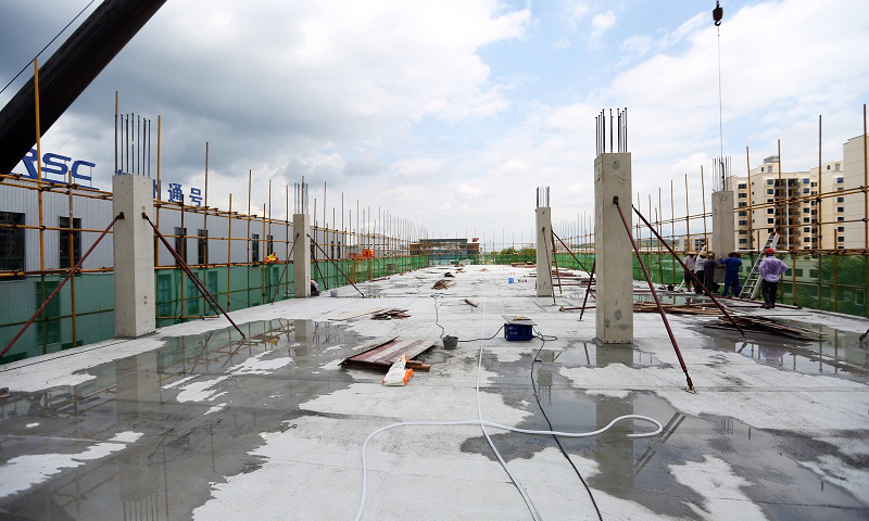 相比于傳統的建筑施工工地，裝配式建筑工地不僅大量減少了用材消耗，而且大幅降低了安全隱患，最終可以實現手工變機械、工地變工廠、施工變總裝、技術工人變操作工人、農民工變產業工人“五大變革”，同時保證質量、成本、進度“三大可控”。圖為整潔的裝配式建筑工地。