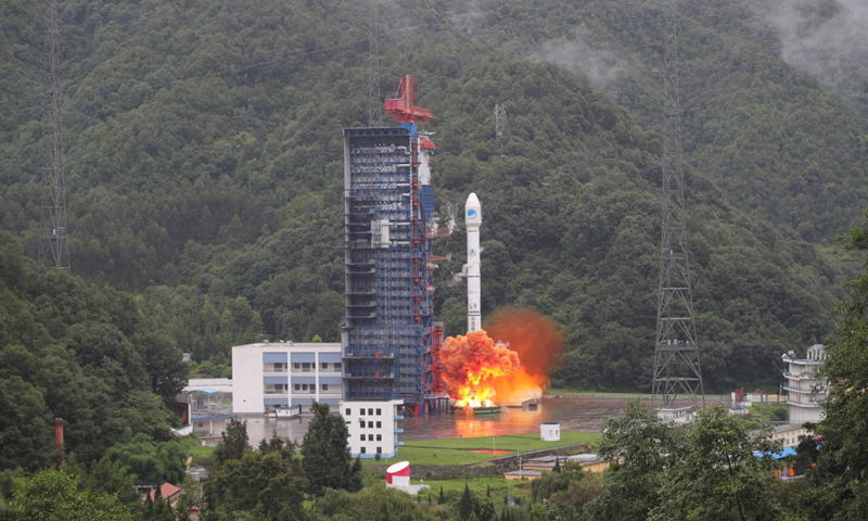 7月29日9時48分，我國在西昌衛(wèi)星發(fā)射中心用長征三號乙運載火箭（及遠(yuǎn)征一號上面級），以“一箭雙星”方式成功發(fā)射第33、34顆北斗導(dǎo)航衛(wèi)星。這是北斗三號全球組網(wǎng)衛(wèi)星的第四次發(fā)射。兩顆衛(wèi)星均屬于中圓地球軌道衛(wèi)星，是我國北斗三號系統(tǒng)第9、10顆組網(wǎng)衛(wèi)星。新華社發(fā)（梁珂巖 攝）