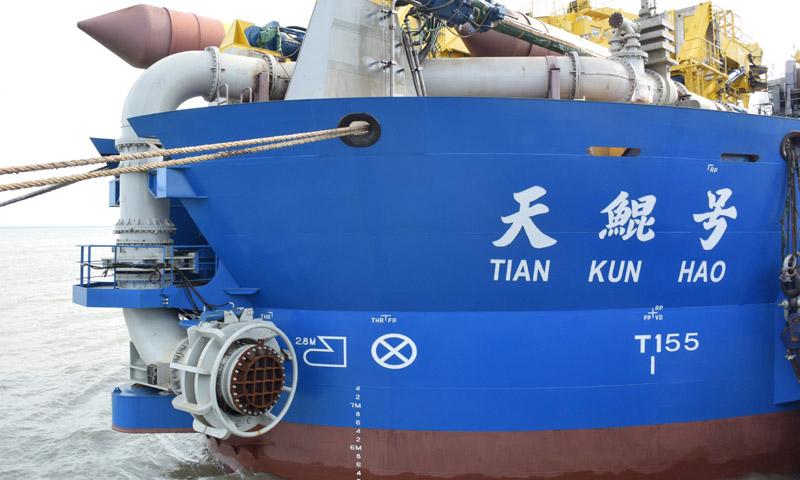 6月7日，“天鯤號(hào)”停泊在江蘇啟東的船廠碼頭。（新華社記者 毛振華 攝）