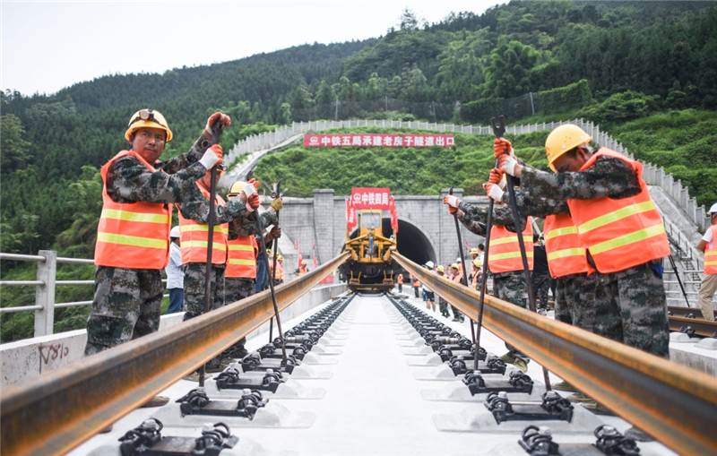 5月30日，成（都）貴（陽）鐵路四川段正線最后一對鋼軌在四川省宜賓市興文縣境內順利落下，標志著成貴鐵路四川段正線鋪軌任務圓滿完成。（新華社記者 薛玉斌 攝）