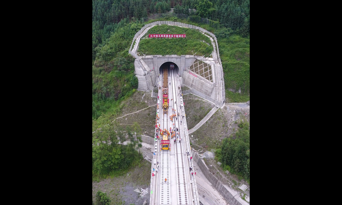 5月30日，中鐵四局的建設者在四川省宜賓市興文縣境內進行鋪軌作業。（新華社記者 薛玉斌 攝）