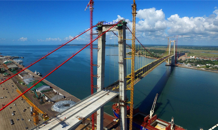 這座總長3公里多的跨海大橋建成后，將以680米長的主跨，成為非洲主跨徑最大的懸索橋，并極大便利馬普托和對岸卡騰貝之間的交通。新華社發(fā)