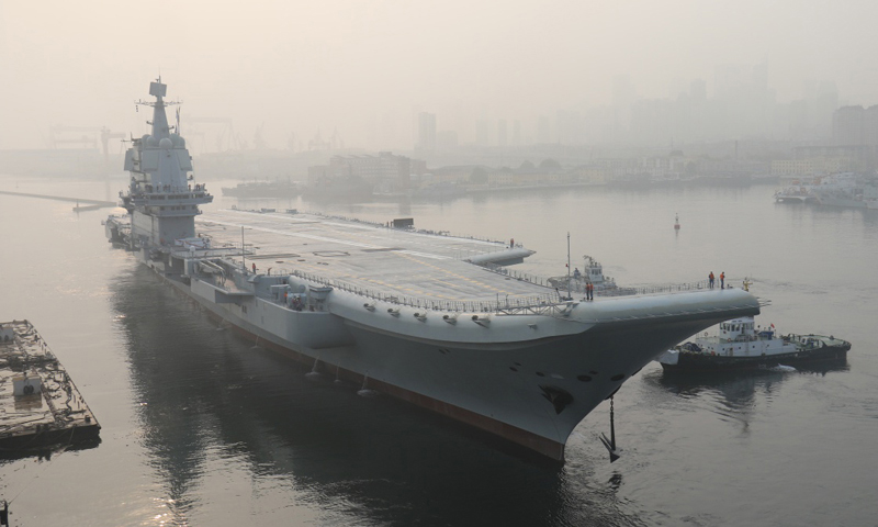 5月13日，我國第二艘航母從大連造船廠碼頭啟航，赴相關(guān)海域執(zhí)行海上試驗(yàn)任務(wù)，主要檢測(cè)驗(yàn)證動(dòng)力系統(tǒng)等設(shè)備的可靠性和穩(wěn)定性。新華社發(fā)（李剛 攝）